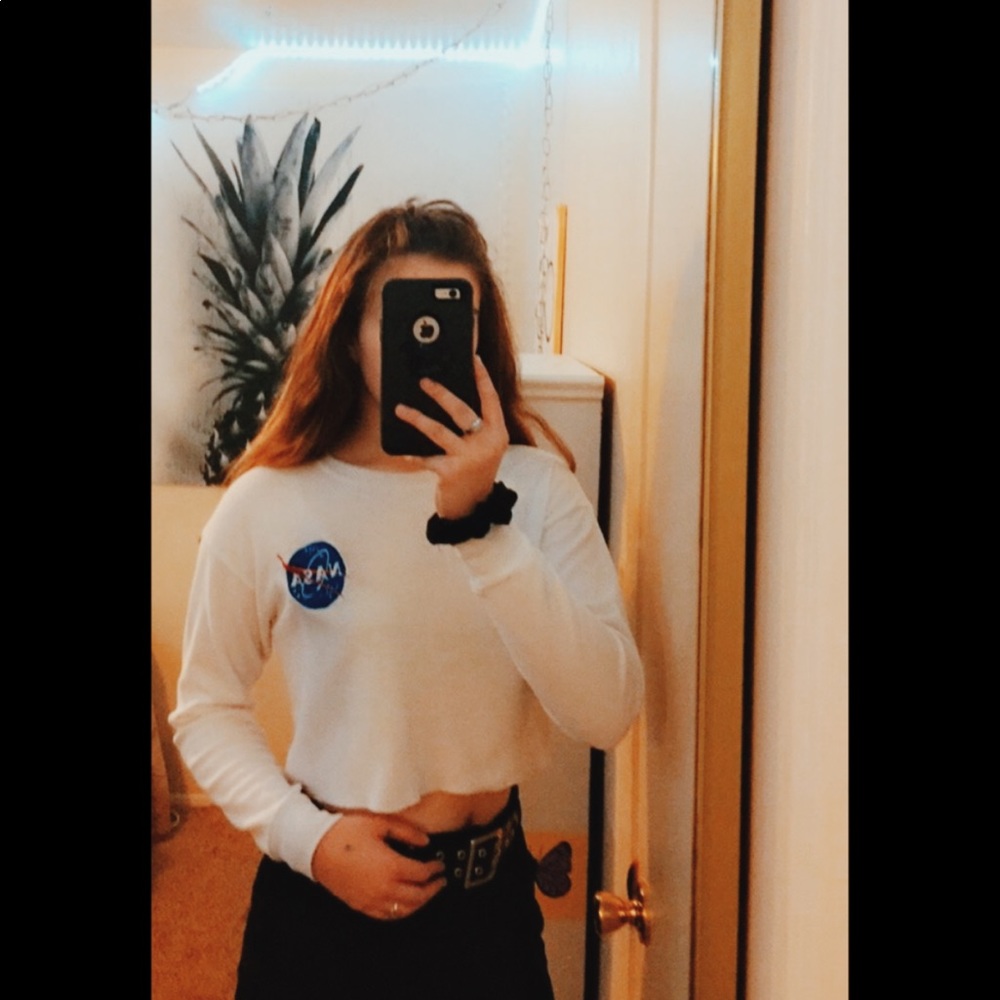 FOREVER 21 white nasa crop top size m